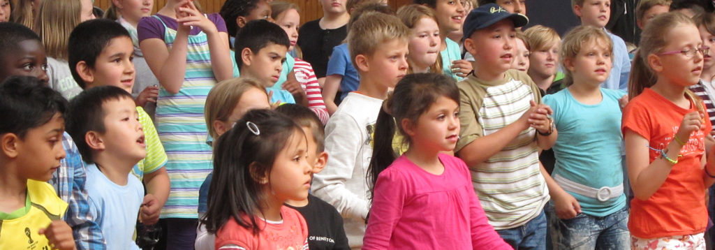 Viele Kinder auf der Bühne der Schule Röthmoorweg