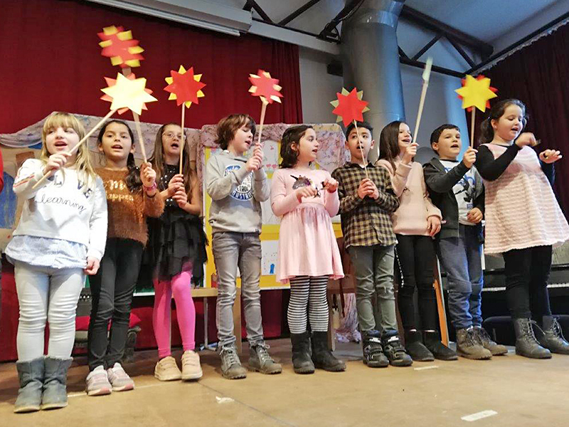 Kinder beim Singen auf einer Bühne