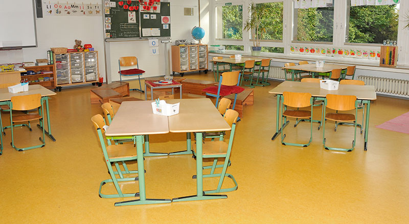 Ein freundlich eingerichteter Klassenraum der Schule Röthmoorweg